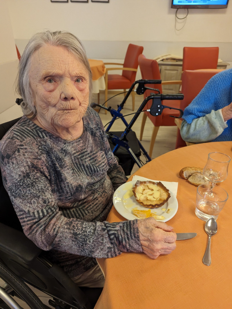 Repas au salon d'étage