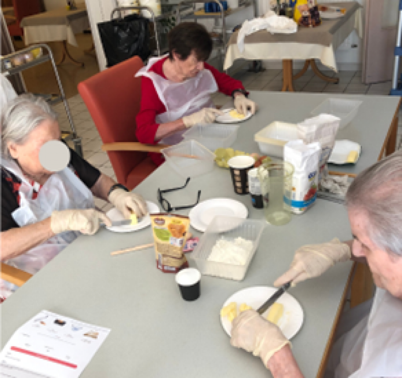 Petit atelier culinaire pour le gouter. Préparation de cookies en petit groupe.