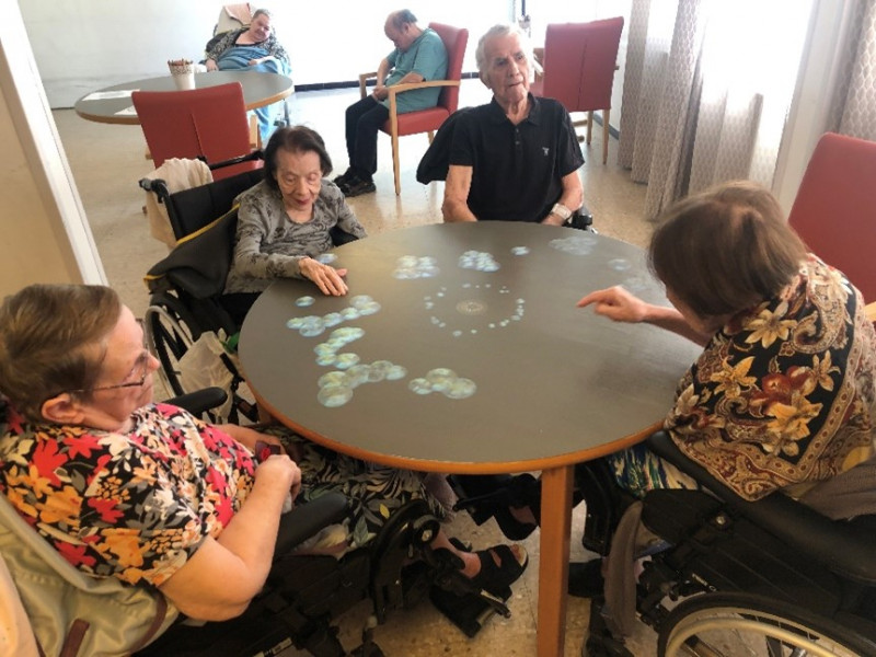 Le retour de la table magique, très appréciée par les résidents.